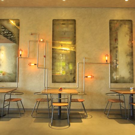 Yello Hotel Jemursari Surabaya Luaran gambar