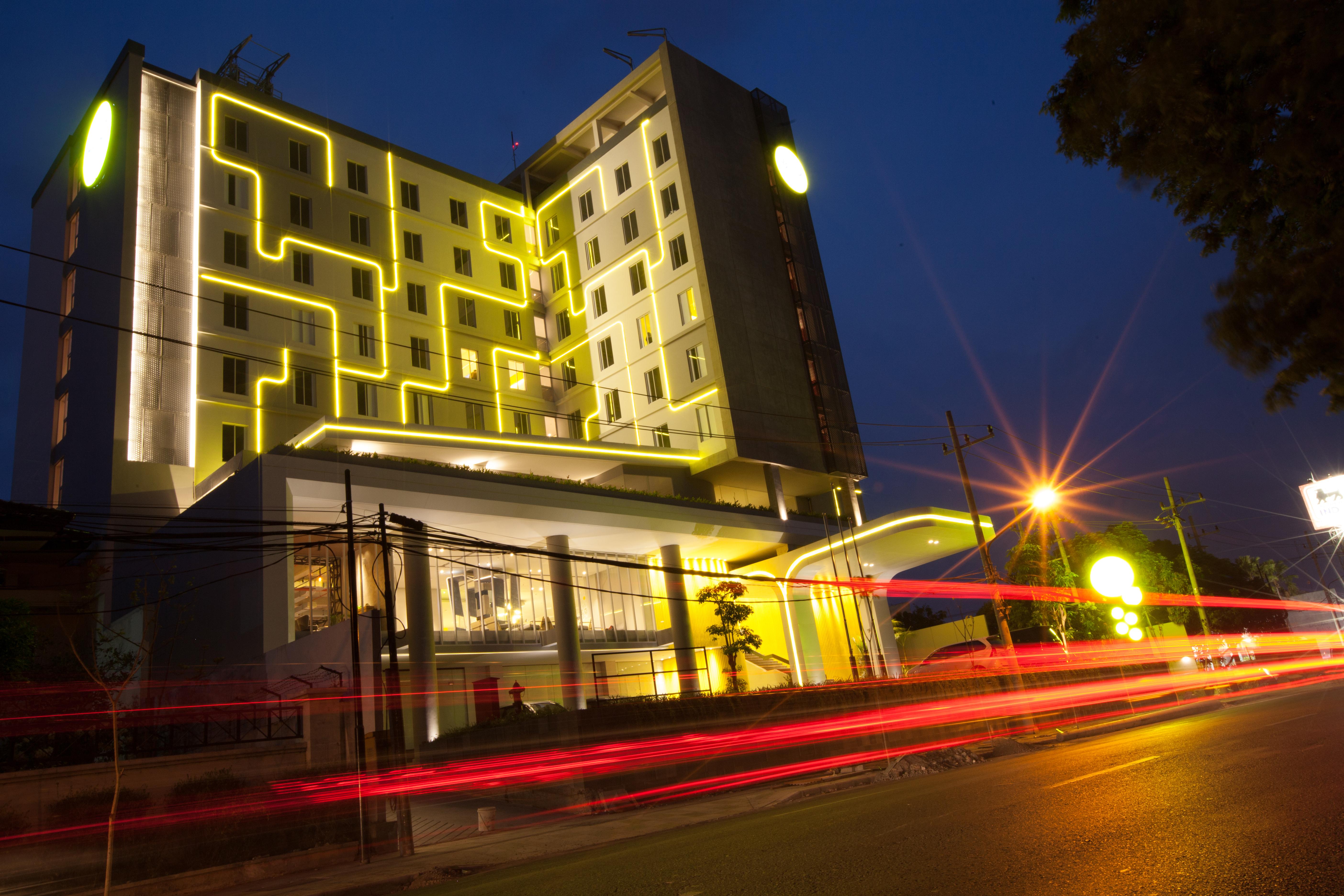 Yello Hotel Jemursari Surabaya Luaran gambar