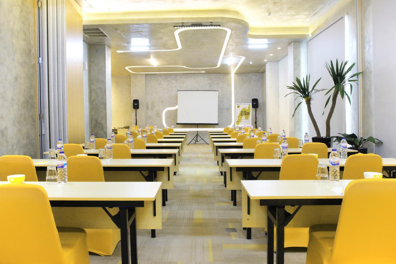 Yello Hotel Jemursari Surabaya Luaran gambar