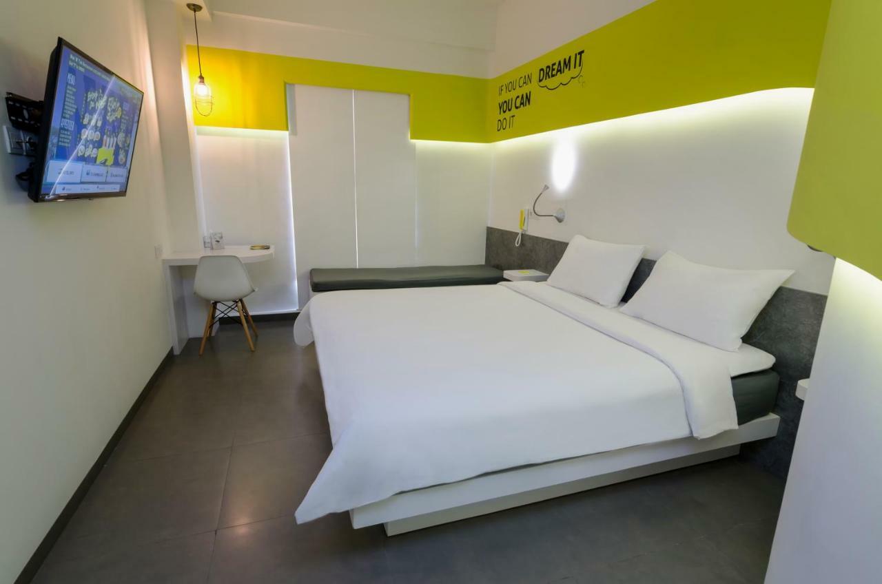 Yello Hotel Jemursari Surabaya Luaran gambar