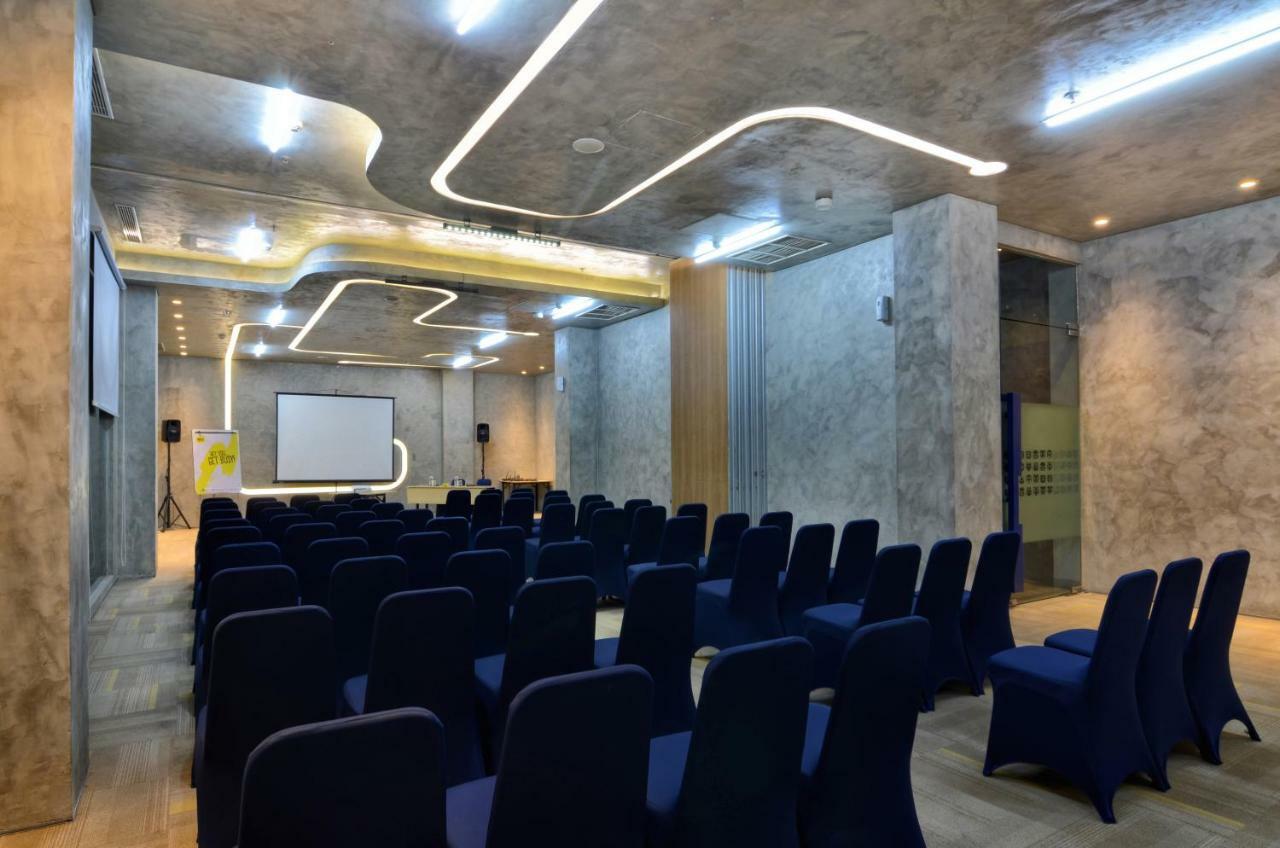 Yello Hotel Jemursari Surabaya Luaran gambar